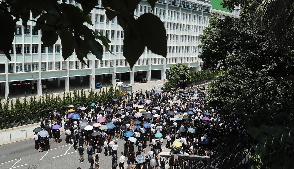 Pengacara berkumpul saat berdemonstrasi di luar gedung Court of Final Appeal, Hong Kong, Rabu (7/8/2019). Para pengacara menyuarakan independensi atas peradilan wilayah otonomi khusus China. (AP Photo/Kin Cheung)