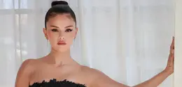 Selena Gomez memukau dengan lace hitam bernuansa couture. Meski belum terlihat di lokasi acara pada foto-foto paparazzi, Selena Gomez sempat membagikan penampilannya sebelum menghadiri pesta. Ia mengenakan gaun strapless hitam dari Oscar de la Renta Fall 2026 yang dihiasi botanical guipure lace transparan dan embroidery fringes. Siluetnya yang dramatis membuat penampilan Selena terasa seperti couture look yang pantas tampil di karpet merah.