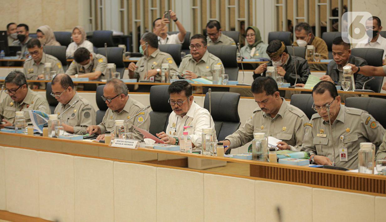 Menteri Pertanian (Mentan) Syahrul Yasin Limpo mengikuti rapat kerja dengan Komisi IV DPR di Kompleks Parlemen Senayan, Jakarta, Senin (16/1/2023). Raker tersebut membahas mengenai Kinerja Kementerian Pertanian mulai dari program-program kerja yang tidak memberikan dampak signifikan terhadap petani, hingga data stok pangan yang berbeda. (Liputan6.com/Faizal Fanani)