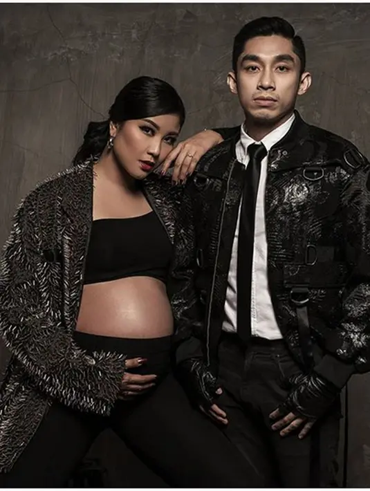 Putri Indonesia 2008, Zivanna Letishia Siregar mengabadikan kehamilannya. Zivanna yang menikah tahun 2016 dengan finalis Abang None, Argareza itu melakukan foto kehamilan saat anak pertamanya.