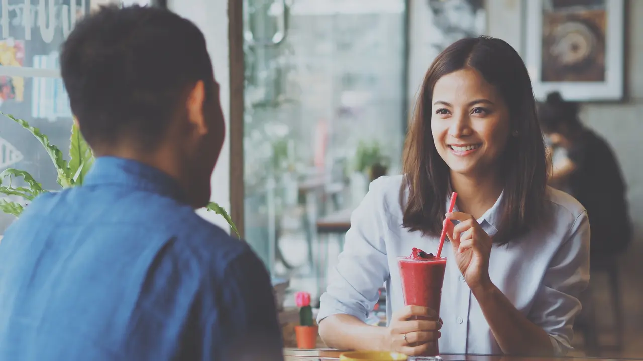 perempuan dan pasangan 11 juli kafe