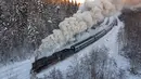 Sebuah lokomotif uap era Soviet menarik kereta retro di taman alam Ruskeala, sekitar 200 km (125 mil) di utara St. Petersburg, Rusia (17/2/2021). Kereta retro bertenaga uap tersebut beroperasi setiap hari di perbatasan Rusia dengan Karelia. (AP Photo/Dmitri Lovetsky)