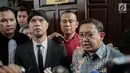 Wakil Ketua DPR Fadli Zon (kanan) memberi keterangan saat menghadiri sidang kedua musisi Ahmad Dhani di PN Jakarta Selatan, Senin (23/4). Sidang kali ini adalah pembacaan eksepsi atau nota keberatan atas dakwaan JPU. (Liputan6.com/Faizal Fanani)