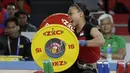 Lifter Lisa Setiawati terjatuh saat melakukan angkatan pada SEA Games 2019 cabang angkat besi nomor 45 kg di Stadion Rizal Memorial, Manila, Minggu (1/12). Dirinya meraih perak dengan total angkatan 169 kg. (Bola.com/M Iqbal Ichsan)