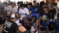 Sejumlah pendukung Inter Milan melakukan registrasi jelang Gathering Nasional Inter Club Indonesia (ICI) Moratti IV di Bali, Jumat (28/8/2015). (Bola.com/Vitalis Yogi Trisna)