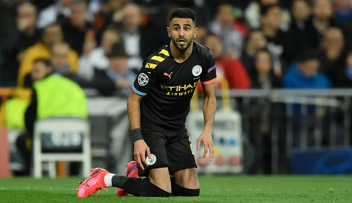 Riyad Mahrez - Mahrez menjadi salah satu pemain muslim yang membela Manchester City. Pemain Timnas Aljazair ini selalu rutin menjalankan puasanya meski harus bermain di pertandingan. (AFP/Oscar Del Pozo)
