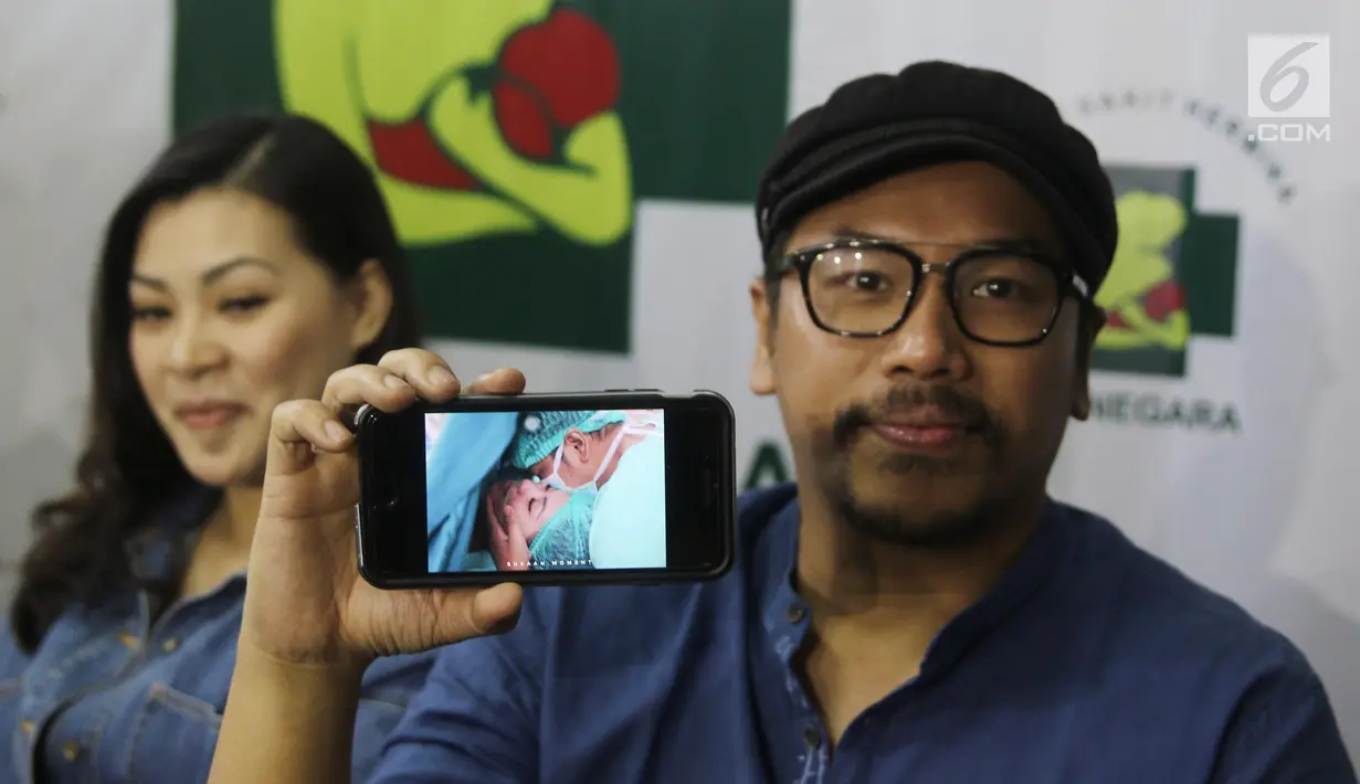 Sammy Simorangkir dan Viviane menunjukkan prosesi lahiran anak pertama mereka saat jumpa pers di rumah sakit kawasan Jatinegara, Jakarta, Jumat (24/8). Keduanya memberi nama anak pertama mereka Gevariel Jogi Simorangkir. (Liputan6.com/Herman Zakharia)
