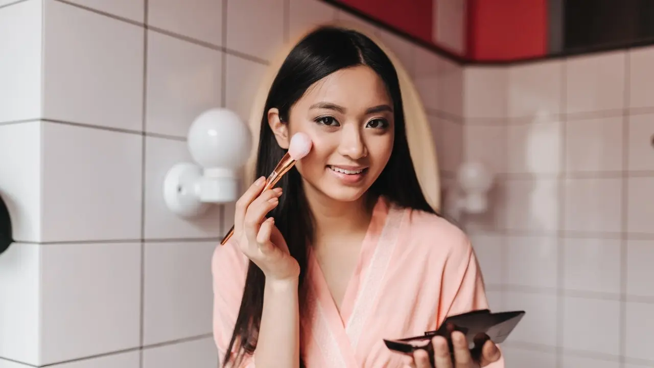 Teknik Highlighter yang Bikin Wajah Tampak Mewah dan Berkelas (Foto/Sumber: Freepik)