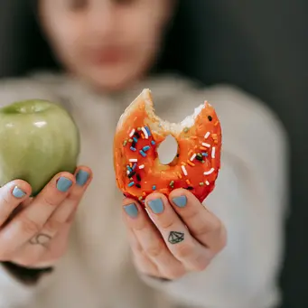 Banyak orang mulai mengenal konsep cheat meal dan cheat day sebagai cara untuk tetap memberi ruang dalam pola makan (Sumber: Pexels.com)