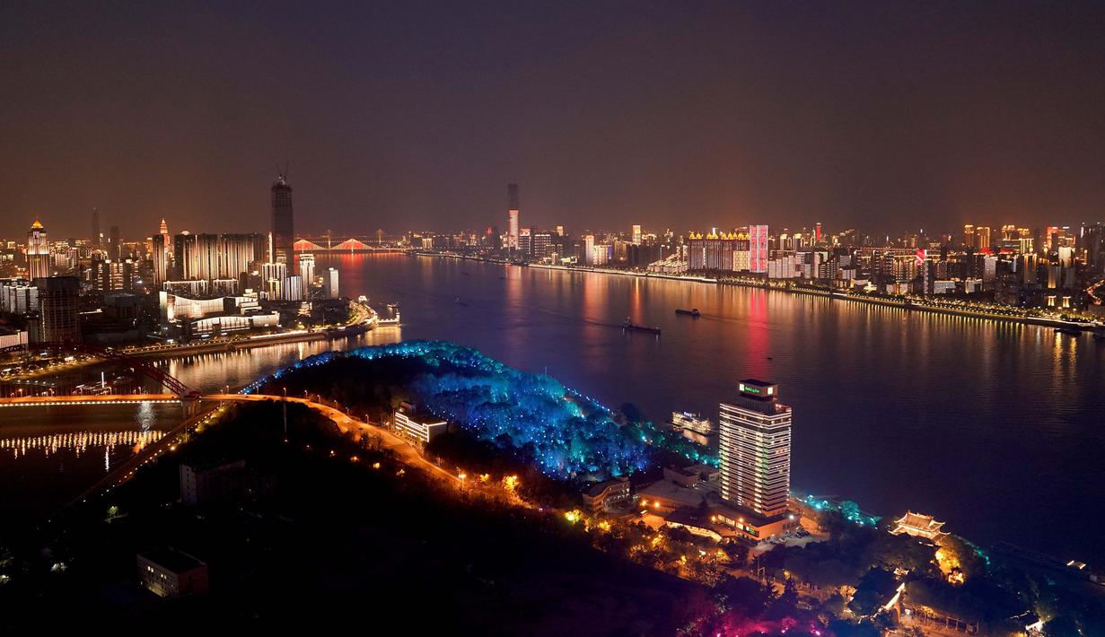 Pemandangan malam hari Kota Wuhan yang terletak di Provinsi Hubei, China tengah (13/4/2020). Pertunjukan cahaya bertema "perjuangan melawan COVID-19" digelar setiap malam di Wuhan baru-baru ini. (Xinhua/Wang Yuguo)