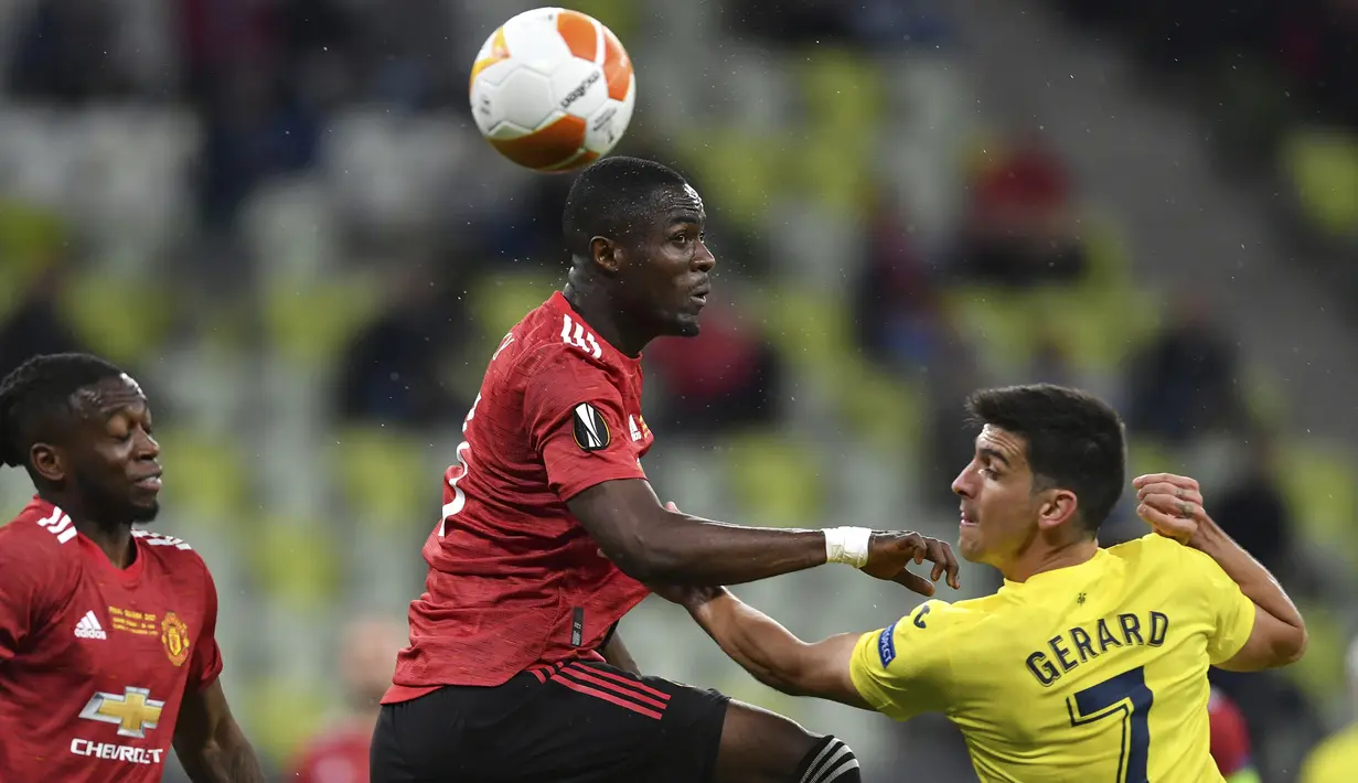 Eric Bailly. Dipercaya untuk menggantikan peran Harry Maguire, dirinya tampil lugas di lini belakang. Nilai minusnya adalah sering keluar ke area yang tak seharusnya dan membuat pelanggaran yang mengakibatkan terjadinya beberapa kali tendangan bebas. Poin 6,5 untuknya. (AP/Adam Warzawa/Pool)