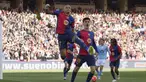 Pemain Barcelona, Raphinha (kiri) melakukan selebrasi setelah mencetak gol ke gawang Celta Vigo dalam laga lanjutan Liga Spanyol 2024/2025 di Estadi Olimpic Lluis Companys, Barcelona, Spanyol, Sabtu (19/04/2025). (AP Photo/Joan Monfort)