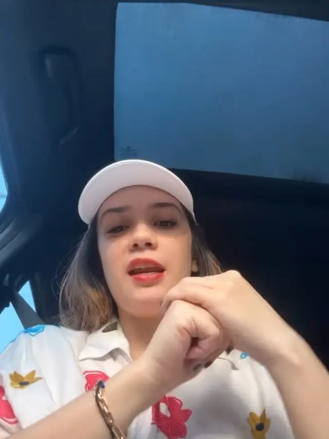 Putri Anne Lepas Hijab