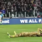 Kiper AC Milan, Gianluigi Donnarumma tampak kecewa setelah gagal menghadang penalti pemain Juventus, Paulo Dybala pada lanjutan Serie A di Juventus stadium, Turin, (10/3/2017). Juventus menang 2-1. (Andrea Di Marco/ANSA via AP)