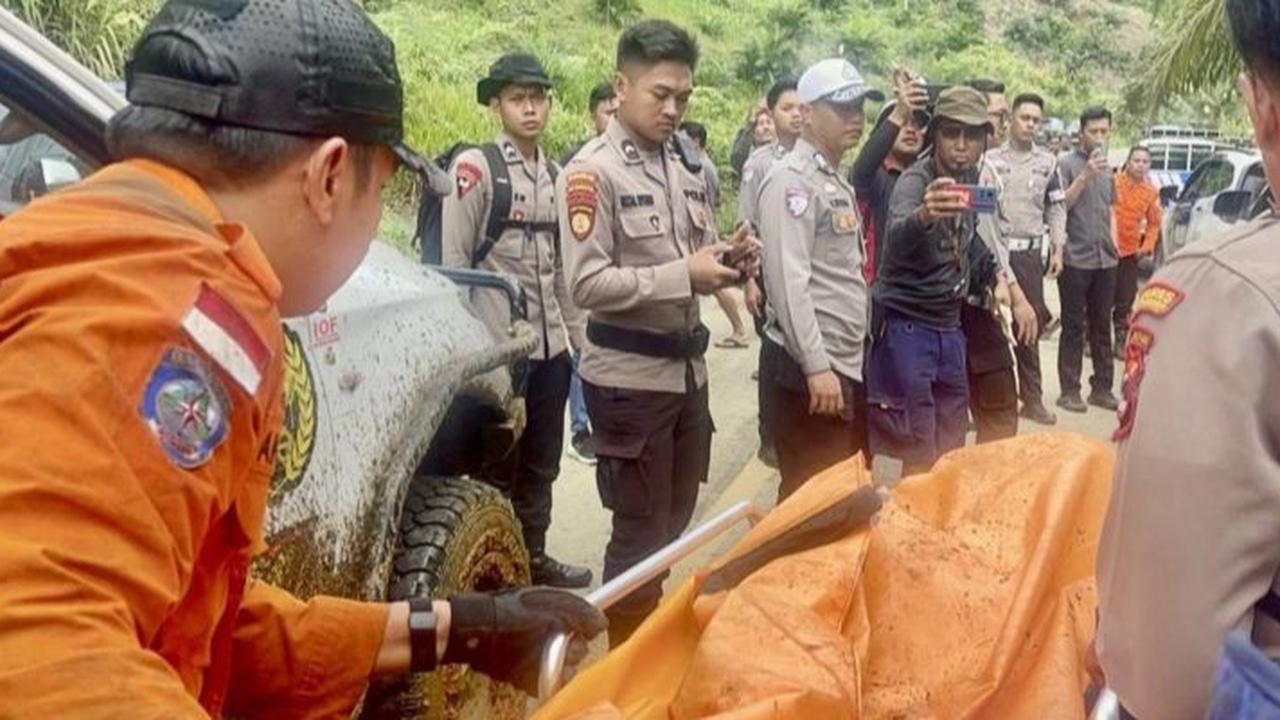 Delapan Jasad Korban Helikopter Jatuh di Kalsel Rampung Dikumpulkan, Evakuasi Terkendala Medan Terjal dan Cuaca Hujan