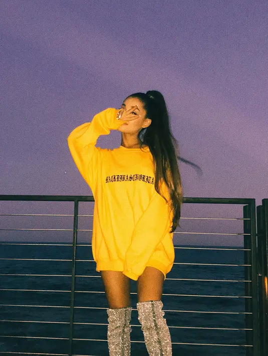 Menurut kamu, bagaimana penampilan Ariana Grande sebagai model cover British Vogue? (instagram/arianagrande)