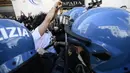 Pengunjuk rasa menghadapi polisi anti huru-hara saat aksi protes pemilik restoran dan aktivitas bisnis lainnya di luar parlemen di Piazza Montecitorio di Roma, Selasa (6/4/202). Mereka memprotes penutupan bisnis dan tindakan pembatasan untuk mengatasi lonjakan COVID-19. (Filippo MONTEFORTE/AFP)