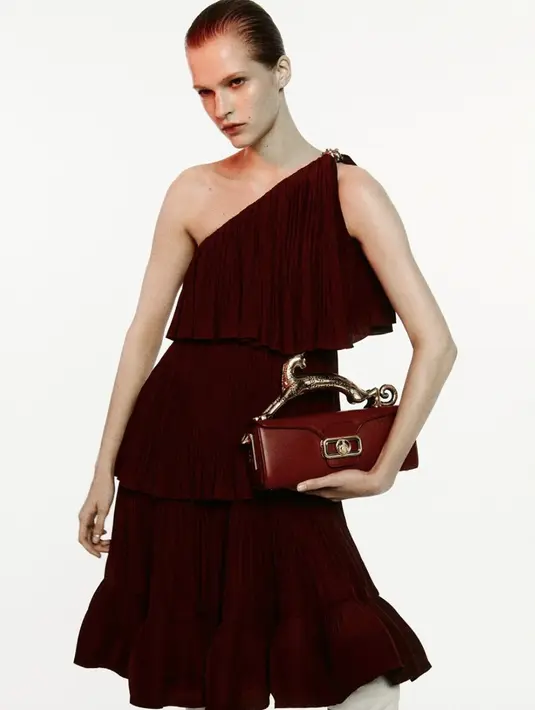 Patung kucing memiliki lapisan dengan varian material seperti gold finish, hingga palladium finish. [Foto: Instagram/ Lanvin]