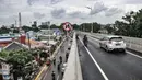 Sejumlah kendaraan melintasi jalan layang atau flyover Lenteng Agung, Jakarta, Minggu (31/1/2021). Pemprov DKI Jakarta melalui Dinas Bina Marga melakukan uji coba dua flyover tapal kuda, yakni Tanjung Barat dan Lenteng Agung. (merdeka.com/Iqbal S. Nugroho)