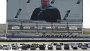 Kepala Sekolah Vance Fishback menyampaikan pidato saat wisuda mahasiswa Cabarrus Early College of Technology di Charlotte Motor Speedway, Concord, North Carolina, Amerika Serikat, Jumat (12/6/2020). Ribuan mahasiswa menjalani wisuda di arena NASCAR. (AP Photo/Gerry Broome)