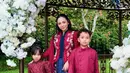 Ibu dua anak ini kenakan kebaya merah biru navy dengan motif bordir floral dan selendang bahu. Rok panjang biru satin lengkapi tampilan anggunnya [@rachelvennya]