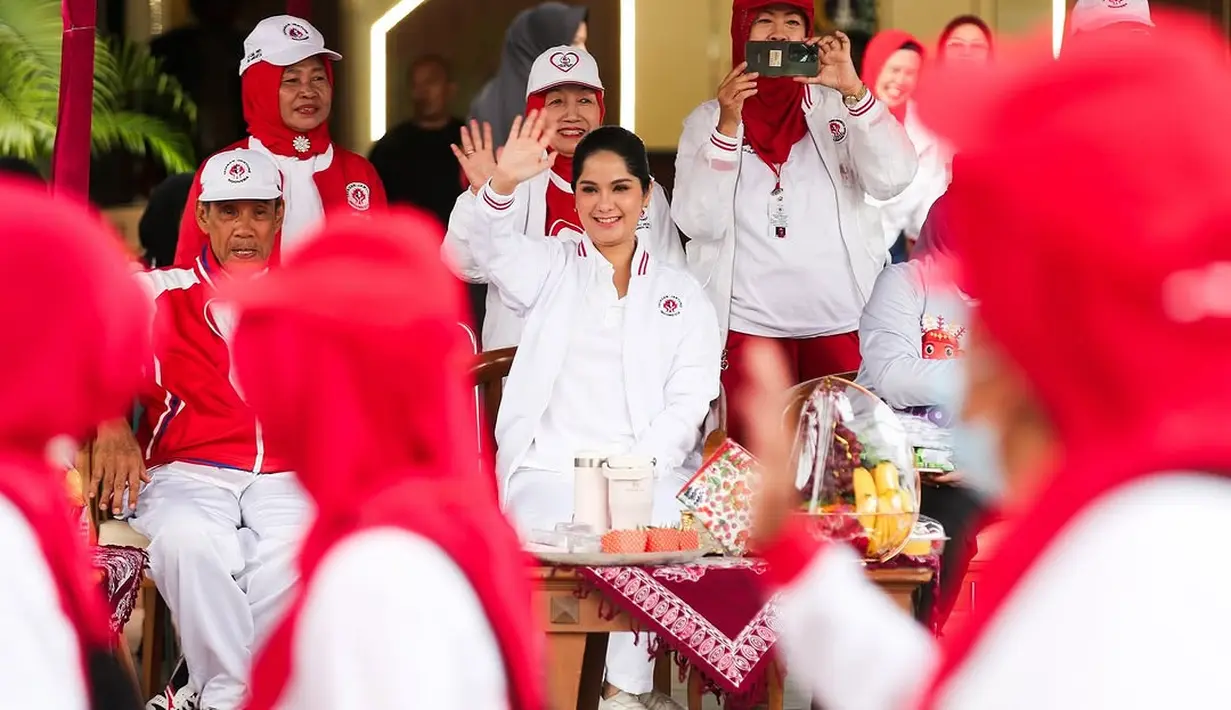 Annisa Pohan nampak kenakan outfit white on white yang padukan polo long sleeve dan celana panjang. Dilapis dengan jaket putih dan sneakers yang berwarna senada [@annisayudhoyono]