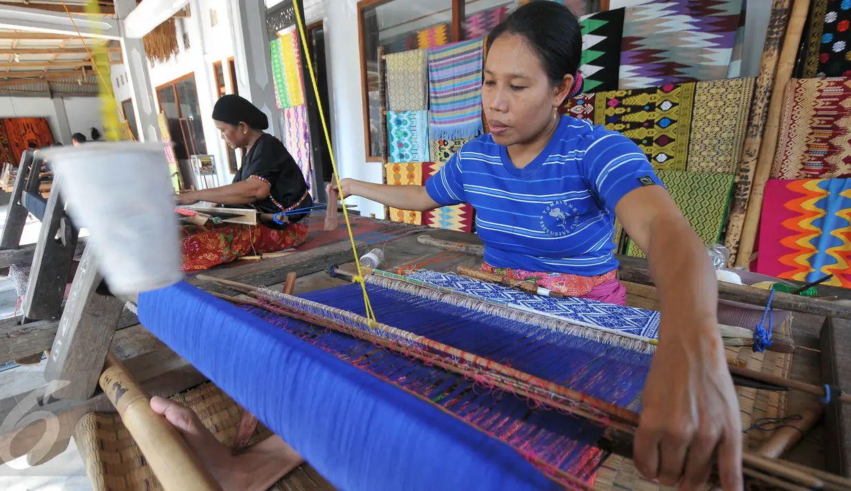 Perajin menenun kain songket menggunakan peralatan tradisional di sentral kerajinan songket Patuh, Desa Sukarara, Lombok Tengah, Selasa (13/10). Desa Sukarara menjadi salah satu penghasil kain tenun khas suku Sasak, Lombok. (Liputan6.com/Gempur M Surya)