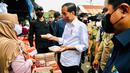 Presiden Joko Widodo (Jokowi) membagikan bantuan langsung tunai (BLT) kepada para pedagang di Pasar Baru Tanjung Enim, Sumatra Selatan, Senin (24/1/2022). Bantuan sebesar Rp1,2 juta per orang itu diberikan Jokowi dengan ditemani Menteri BUMN Erick Thohir. (Dok. Biro Pers Kepresidenan)