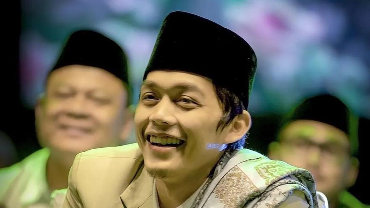 Usianya Baru 30 Tahun sudah Punya Banyak Jamaah dan Curi Perhatian Ivan Gunawan, Ini 8 Potret Gus Iqdam Asal Blitar yang Viral