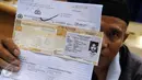 Seorang warga menunjukan surat perpanjangan kendaraan di kantor Samsat Jakarta, Senin (15/2/2016). Pelayanan pajak kendaraan bermotor terus ditingkatkan dari segi kinerja dan pelayanan demi kepuasan masyarakat. (Liputan6.com/Helmi Afandi)