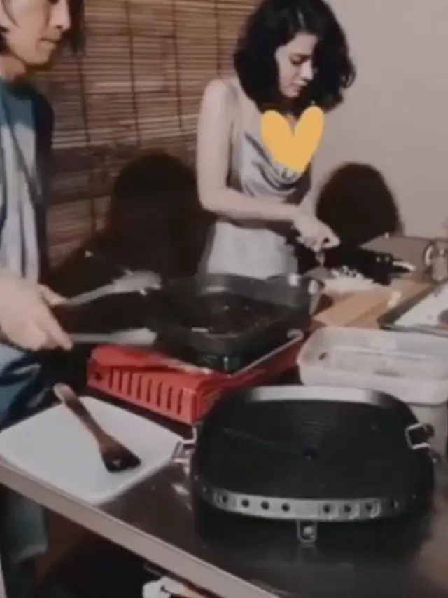 Jarang Terekspos, Ini 7 Potret Mesra Chef Juna dan Kekasih