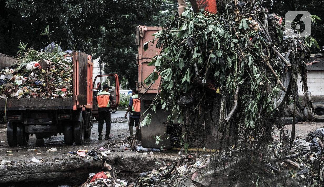 Petugas UPK Badan Air DLH Provinsi DKI Jakarta mengangkut sampah sungai memakai alat berat di TPSS Perintis Kemerdekaan, Jakarta, Selasa (16/2/2021). TPSS Perintis Kemerdekaan jadi penampungan sementara sampah sungai sebelum dibawa ke TPS Bantar Gebang. (merdeka.com/Iqbal S. Nugroho)