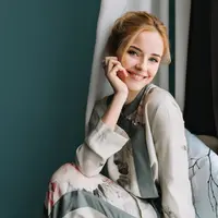 Ilustrasi perempuan cantik dan menawan | copyright freepik.com/lookstudio