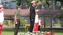 Presiden Jokowi memimpin upacara pelepasan kontingen Indonesia ke SEA Games XXIX Malaysia di Kompleks Istana Kepresidenan, Jakarta, Senin (7/8). Indonesia mengirim kontingen berjumlah 870 orang dalam SEA Games XXIX. (Liputan6.com/Angga Yuniar)