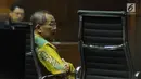 Terdakwa penerima suap, Sudiwardono saat menjalani sidang putusan di Pengadilan Tipikor, Jakarta, Rabu (6/6). Mantan Ketua Pengadilan Tinggi Manado ini dinyatakan bersalah, dihukum enam tahun penjara, denda Rp 300 juta. (Liputan6.com/Helmi Fithriansyah)