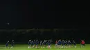 Pemain melakukan pemanasan saat sesi latihan timnas Kroasia pada Piala Dunia 2022 di Doha, Minggu (11/12/2022). Secara head to head, kedua tim sama kuat karena sama-sama meraih dua kemenangan dan sisanya satu kali imbang. (AP Photo/Petr David Josek)