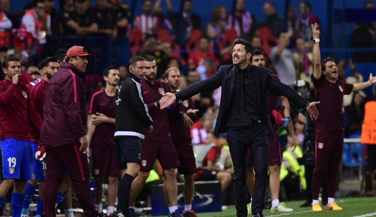 Ekspresi pelatih Atletico Madrid, Diego Simeone merayakan gol saat timnya melawan Bayern Munich pada laga grup D Liga Champions di Vicente Calderon stadium, Madrid, Kamis (29/9/2016) dini hari WIB. (AFP/Pierre-Philippe Marcou)