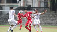 Duel sengit antara Persis Solo kontra Bali United dalam uji coba di Stadion Sriwedari, Solo, Minggu (5/6/2022) sore WIB. (dok Persis Solo)