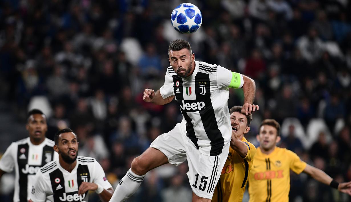 Bek Juventus, Andrea Barzagli, berusaha menyundul bola saat melawan Young Boys pada laga Liga Champions di Stadion Juventus, Turin, Selasa (2/10/2018). Juventus menang 3-0 atas Young Boys. (AFP/Marco Bertorello)