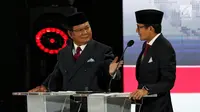 Capres dan Cawapres nomor urut 02 Prabowo Subianto-Sandiaga Uno berbincang saat mengikuti Debat Pilpres 2019 kelima di Jakarta, Sabtu (13/4). Debat kelima merupakan debat terakhir yang mengambil tema Ekonomi, Kesejahteraan Sosial, Keuangan dan Investasi. (Liputan6.com/Johan Tallo)