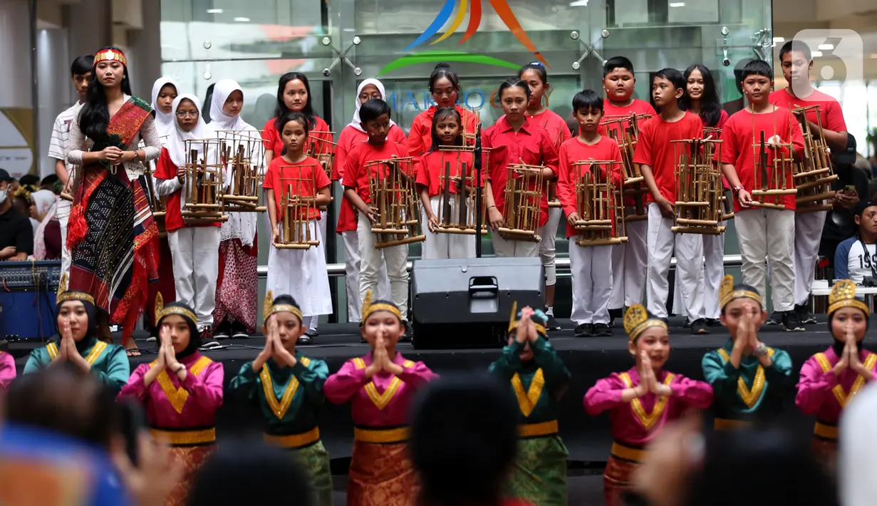 Tunjukan Indonesiamu bersama Belantara Budaya Indonesia yang memeriahkan acara HUT RI di MARGOCITY dengan menampilkan 378 penari tradisional, 17 pemain angklung dan 8 penyanyi lagu kemerdekaan. (Liputan6.com/Johan Tallo)