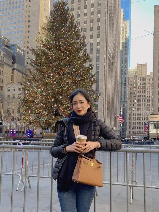 Menikmati libur akhir tahun di New York, Bunga Zainal tampil stylish dalam balutan puff jacket, cutbray pants, dan syal warna hitam. Gayanya pun diperlengkap dengan tas branded.(Instagram/bungazainal05).