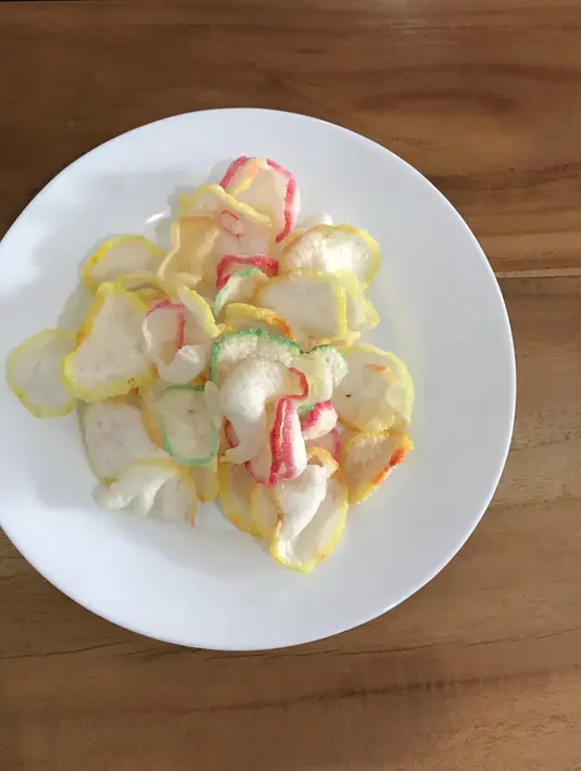 Kerupuk warna-warni yang biasa disajikan dengan Gado-Gado atau Tahu Tek. Bentuknya kecil dan pas sekali makan. (shutterstock/Peny Pujiati)