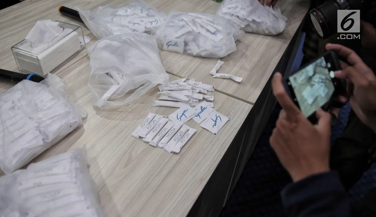Barang bukti sejumlah kemasan gula rafinasi yang ditampilkan di Gedung Bareskrim, Jakarta, Rabu (1/11). Gula rafinasi adalah gula yang memiliki warna lebih putih dengan tingkat kemurnian yang lebih tinggi. (Liputan6.com/Faizal Fanani)