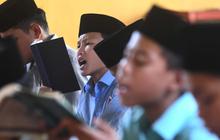 FOTO: Potret Santri Berlomba-lomba Perbanyak Ibadah Ramadan dengan Bertadarus Alquran