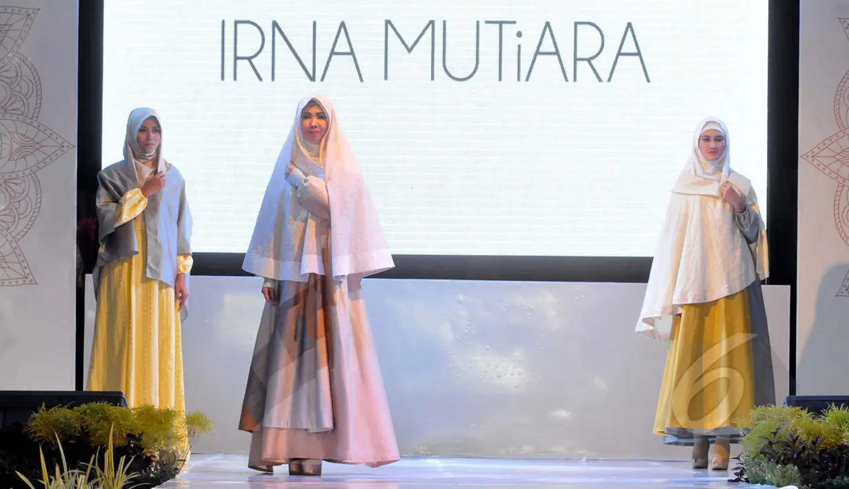Model memperagakan busana rancangan Irna Mutiara dan siswi SMK binaan di Kudus, Jawa Tengah, Rabu (11/3/2015). Fashion show tersebut merupakan bagian dari peresmian SMK NU Banat sebagai sekolah fashion, khusus busana muslim. (Liputan6.com/Panji Diksana)