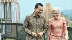 Selama ini, Wakil Bupati Bandung itu kerap datang seorang diri saat kondangan sebagai tamu atau menjadi saksi nikah. Namun baru-baru ini Sahrul Gunawan menggandeng seorang wanita untuk hadir bersama di sebuah acara pernikahan. (Liputan6.com/IG/@sahrulgunawanofficial)