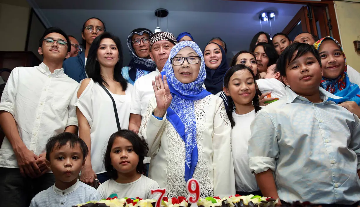 Ibunda drummer Slank, Bimbim ini mengaku bahwa setiap ulang selalu mendapat kejutan dari anak-anak Slank. Dan pada ultahnya kali ini, ia mendapat kejutan dari dua artis idolanya. (Deki Prayoga/Bintang.com)