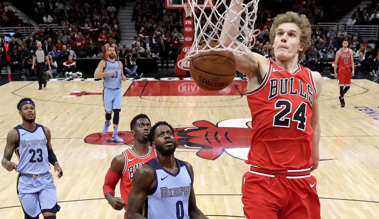 Aksi pemain Chicago Bulls, Lauri Markkanen #24 melakukan dunks saat melawan Memphis Grizzlies pada lanjutan NBA basketball game di United Center, Chicago, (7/3/2018). Chicago Bulls menang 119-110. (AP/Charles Rex Arbogast)