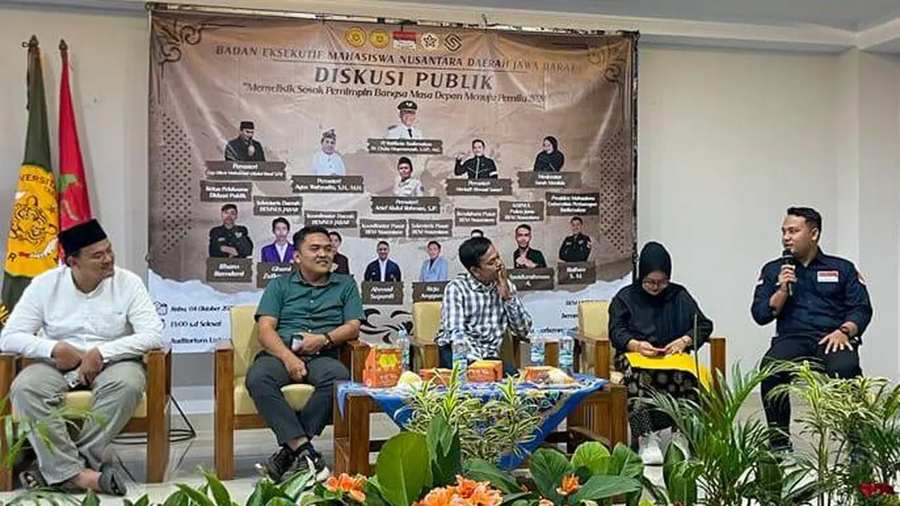 Badan Eksekutif Mahasiswa (BEM) Nusantara Daerah Jawa Barat menggelar diskusi publik dengan tema 'Menyelisik Pemimlin Bangsa Masa Depan Menuju Pemilu 2024' di Aula Auditorium Universitas Perjuangan Tasikmalaya, Jawa Barat, Minggu (8/10).